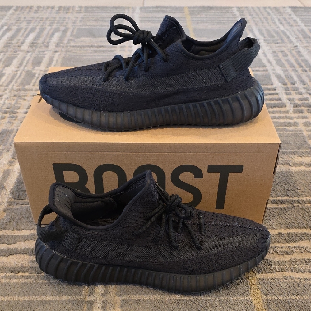 Yeezy 350 V2 Onyx Sz: 10